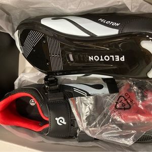 New In Box Peloton Cycle Cleats Shoes with Clips Size 43 Men’s 10 Women’s 12
